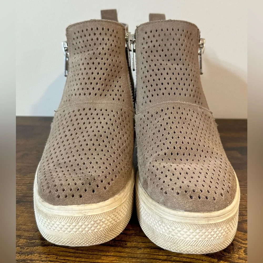 Steve Madden Suede Tan Wedgie-P Size 6.5